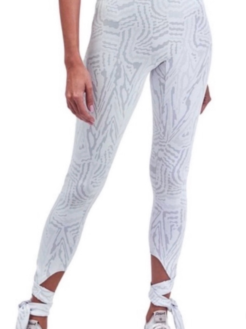 DEVON WINDSOR White & Light Gray Patterned SET